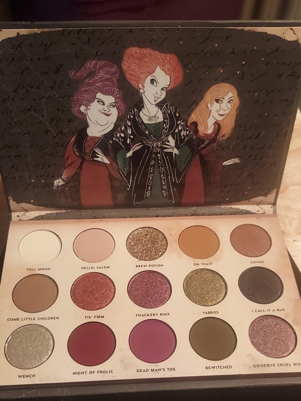 Hocus Pocus Eyeshadow Palette โ Assorted Shades (Multicolor)